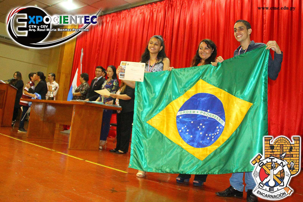 Alunos da alunos da Escola Estadual Professor Carlos Lúcio de Assis, em Betim, foram premiados na Expocientec, no Paraguai. Foto: Divulgação Expocientec